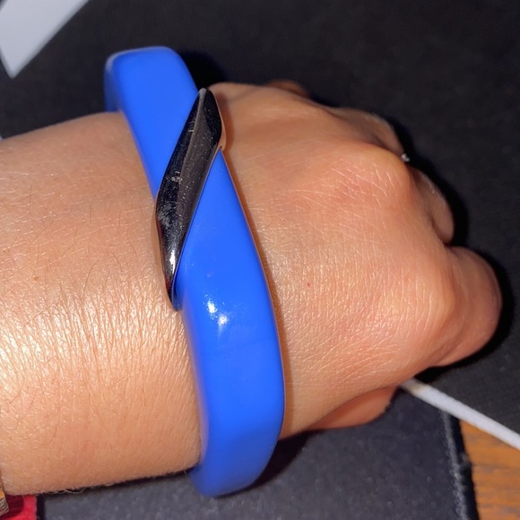 MONET BLUE PLASTIC BANGLE BRACELET VINTAGE - Picture 5 of 8